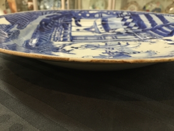 Une paire de plats en porcelaine de Chine bleu et blanc &agrave; d&eacute;cor de &quot;La Romance de la chambre de l'ouest&quot;, Yongzheng
